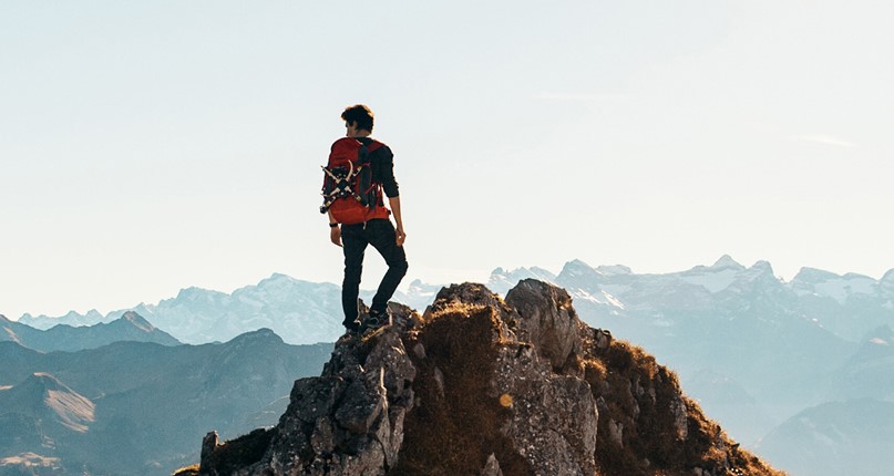 Excursionista contemplando la montaña tras su recuperación